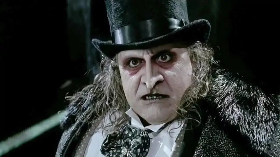 Danny DeVito interpreta a El Pingüino (cuyo nombre real es Oswald Cobblepot) en la película Batman Returns (1992) dirigida por Tim Burton. / Especial