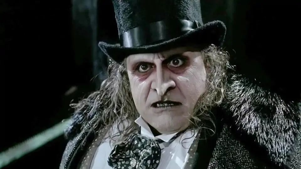 Danny DeVito interpreta a El Pingüino (cuyo nombre real es Oswald Cobblepot) en la película Batman Returns (1992) dirigida por Tim Burton. / Especial