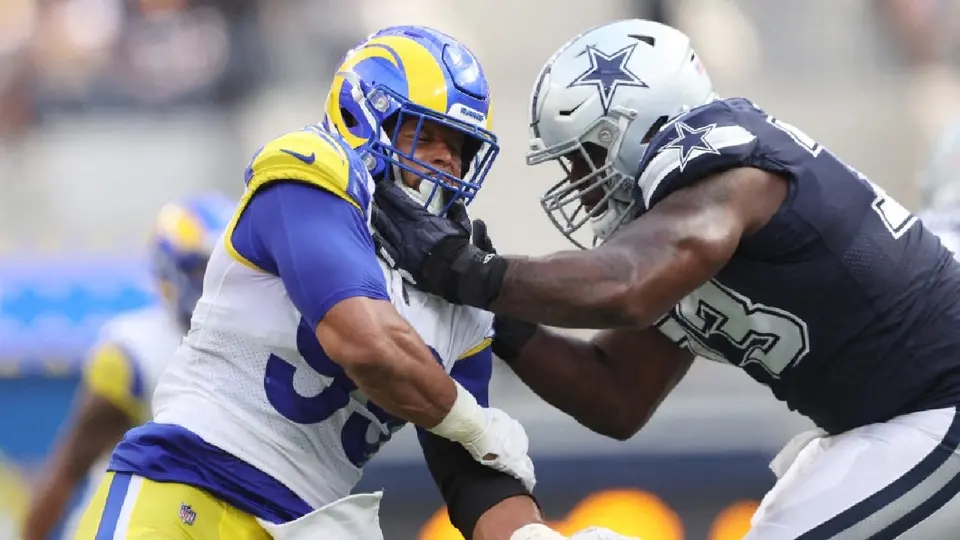 Tyler Smith compitiendo ante Aaron Donald en la NFL | AFP
