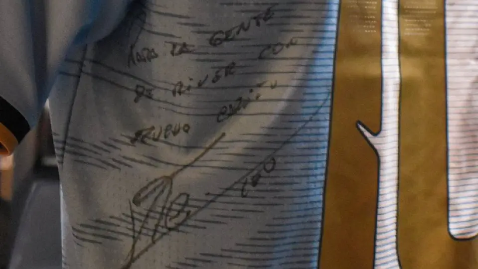 Camiseta con la firma de Lionel Messi para River Plate l X: @RiverPlate
