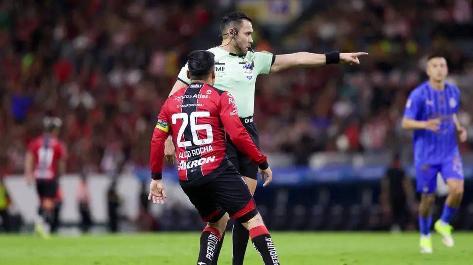 Gato Ortíz señalando un penal en el Clásico Tapatío | IMAGO7
