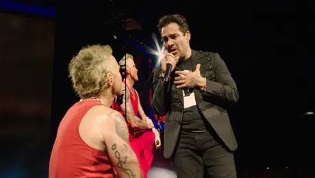 Robbie Williams sorprende en CDMX e invita a Omar Chaparro al escenario