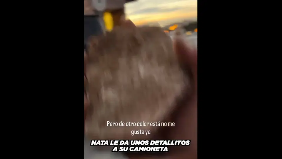 Natanael Cano lanzó tres piedras contra el vehículo / Redes Sociales