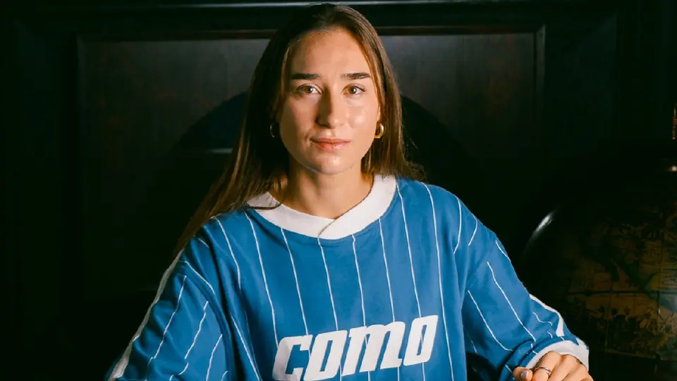 Silvana Flores vistiendo la playera de Como 1907 siendo presentada como refuerzo | X @Como1907