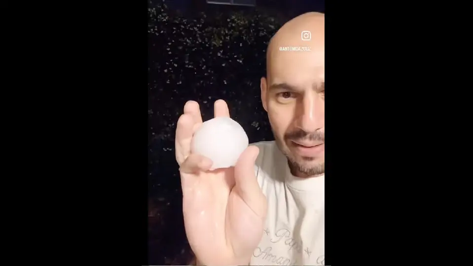 Los bloques de hielo golpeaban automóviles, rompían parabrisas y dañaban los techos / Especial