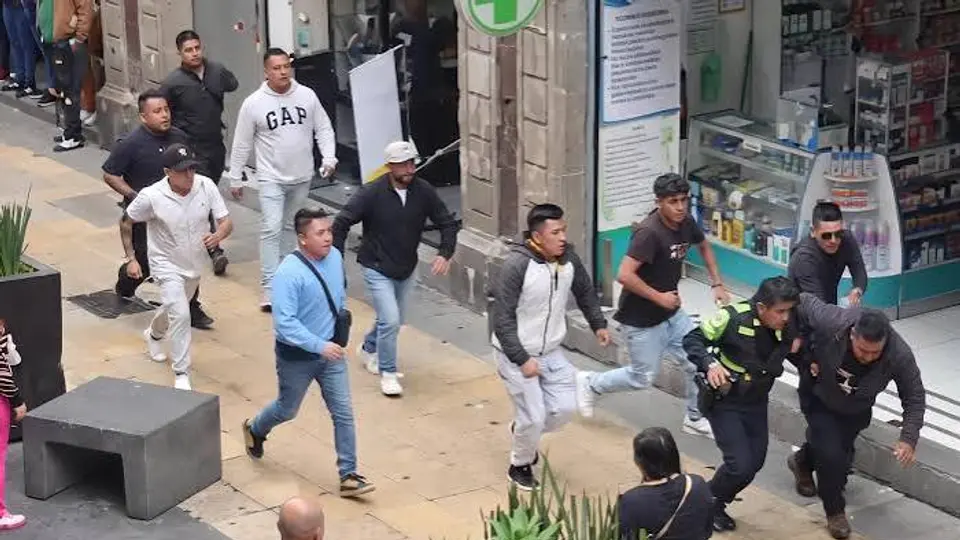 VIDEO: Captan golpiza a policías de tránsito en el Centro Histórico; hay 7 detenidos