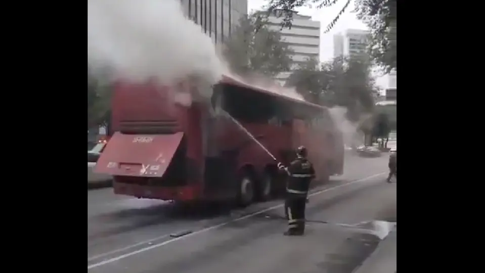 El camión proveniente de Oaxaca se empezó a incendiar en pleno Paseo de la Reforma / Especial