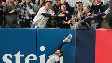 Aficionado se convierte en protagonista al interferir en jugada clave de Yankees que costó posible triunfo