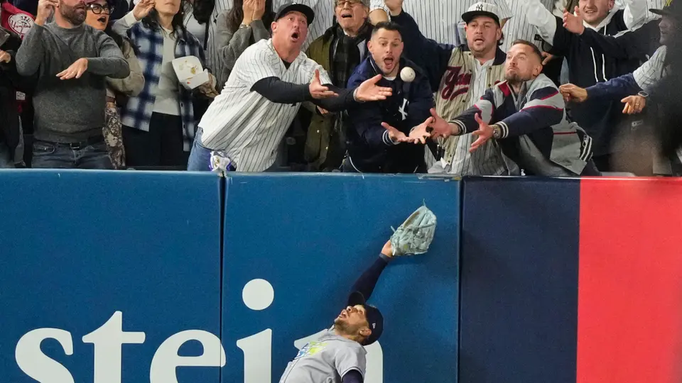 Aficionado se convierte en protagonista al interferir en jugada clave de Yankees que costó posible triunfo