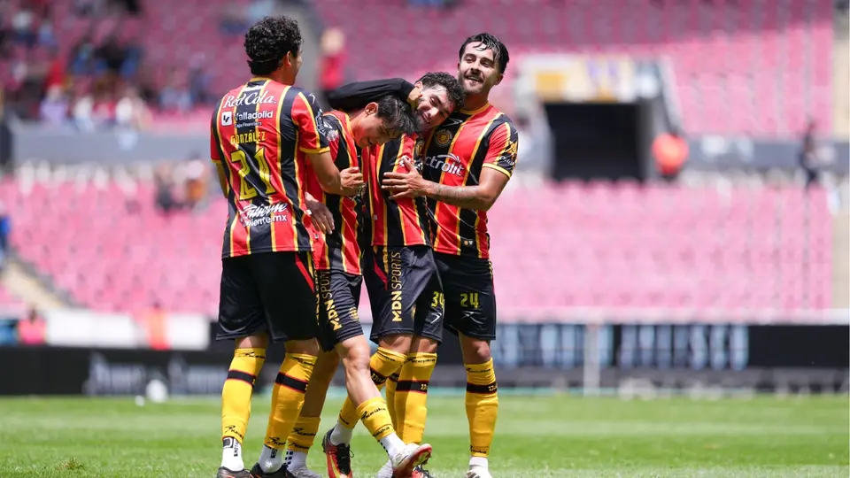 Jugadores de Leones Negros de la UdG en celebración en la Liga de Expansión | IMAGO 7