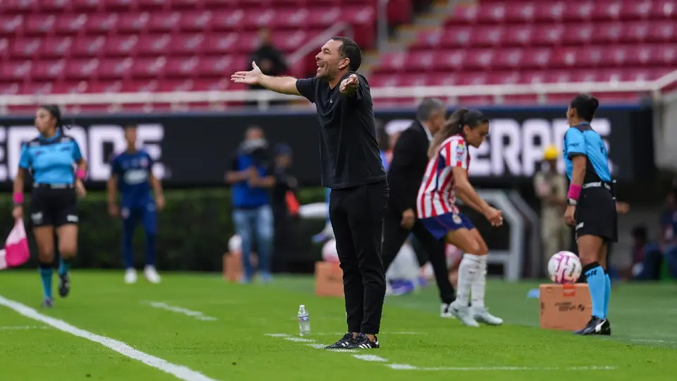 Oscar Fernández, director técnico de Juárez Femenil en el juego ante Chivas | IMAGO7