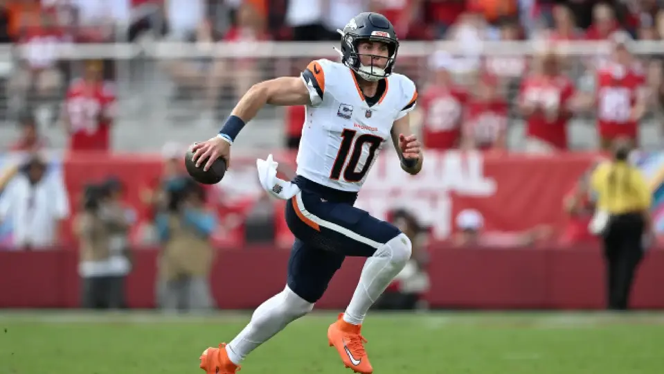 Bo Nix, mariscal de campo de los Denver Broncos, en partido ante los San Francisco 49ers | AP