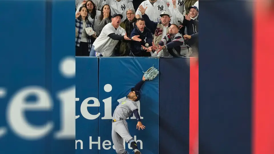 El aficionado de Yankees atrapó la bola con sus manos sin permitir que el jardinero la atrapara | AP