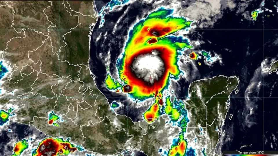 Isaías y Simón mantienen en alerta a México por fuertes lluvias