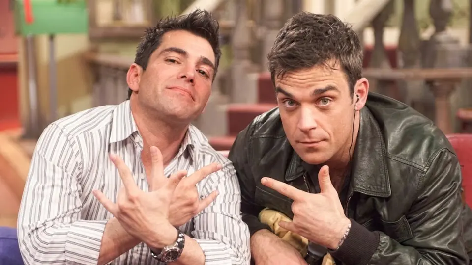 Robbie Williams y Omar Chaparro se reencontraron sobre el escenario 20 años después de su primer encuentro / IG: omarchaparro