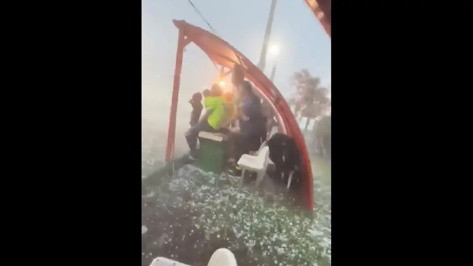 La gente tuvo que resguardarse para no salir herida / Especial