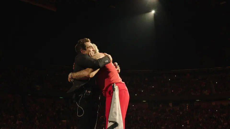 Omar Chaparro acompañó a Robbie Williams durante uno de los momentos más comentados de su concierto en CDMX / FB: Moises Casab