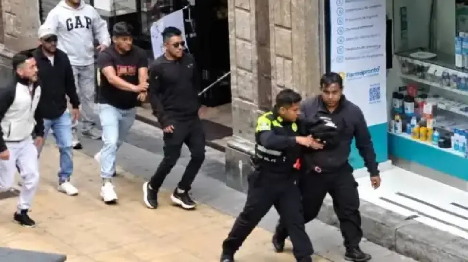 Los agresores derribaron a los uniformados y los golpearon cuando se encontraban en el suelo, según muestran las grabaciones./ RS