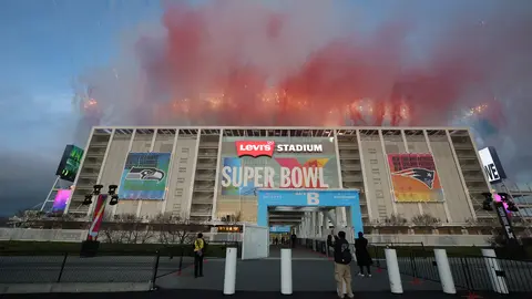 Se usaron visuales, pirotecnia, humo de colores, y enormes banderas puertorriqueñas / AP
