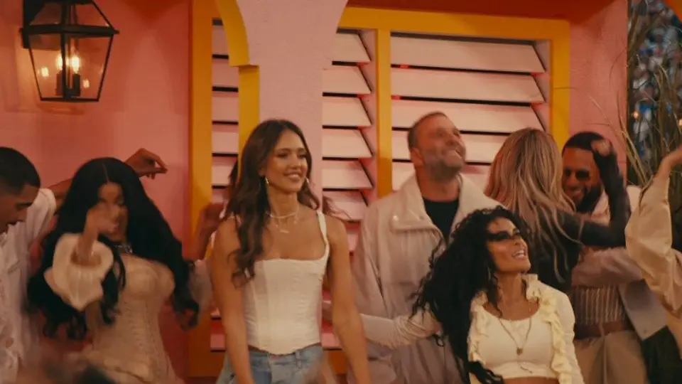 Casita de Bad Bunny y artistas invitados marcan el medio tiempo del Super Bowl 60