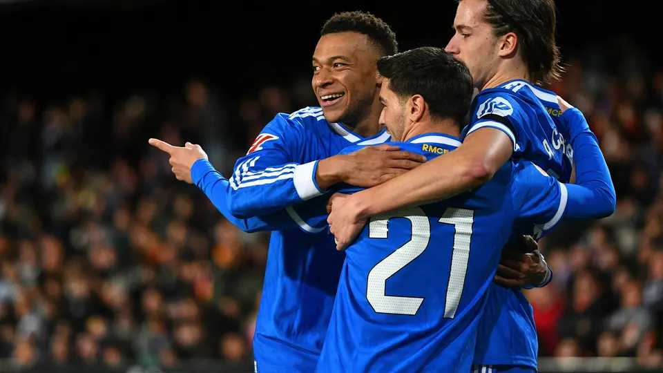 Celebración de los merengues en uno de los goles en Mestalla | AP