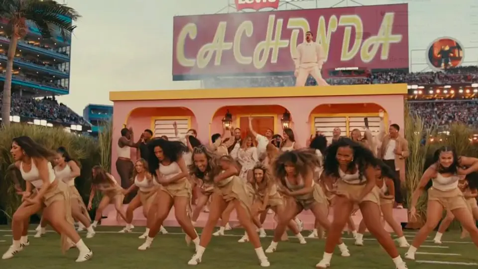 La icónica casita rosa fue uno de los elementos visuales más comentados del show de Bad Bunny./ Captura de pantalla