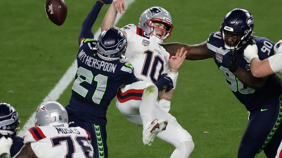 Drake Maye es golpeado por la defensiva de Seattle | AP