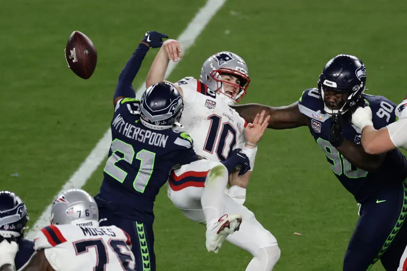 Drake Maye es golpeado por la defensiva de Seattle | AP
