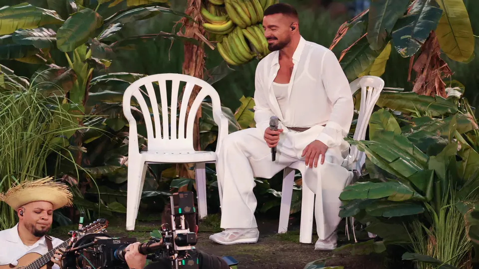 Ricky Martin apareció como invitado especial en la fiesta latina del Super Bowl 60./ AFP