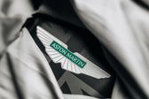 El escudo de Aston Martin previo a la presentación de su nuevo monoplaza | X: @AstonMartinF1