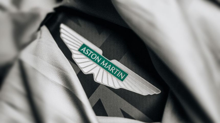 El escudo de Aston Martin previo a la presentación de su nuevo monoplaza | X: @AstonMartinF1