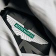 El escudo de Aston Martin previo a la presentación de su nuevo monoplaza | X: @AstonMartinF1
