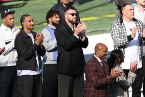 ¿Y Taylor? Travis Kelce sorprende con aparición en el Super Bowl LX