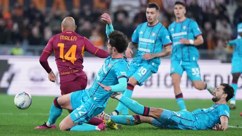 Jugadores de Cagliari sobre Malen l AP