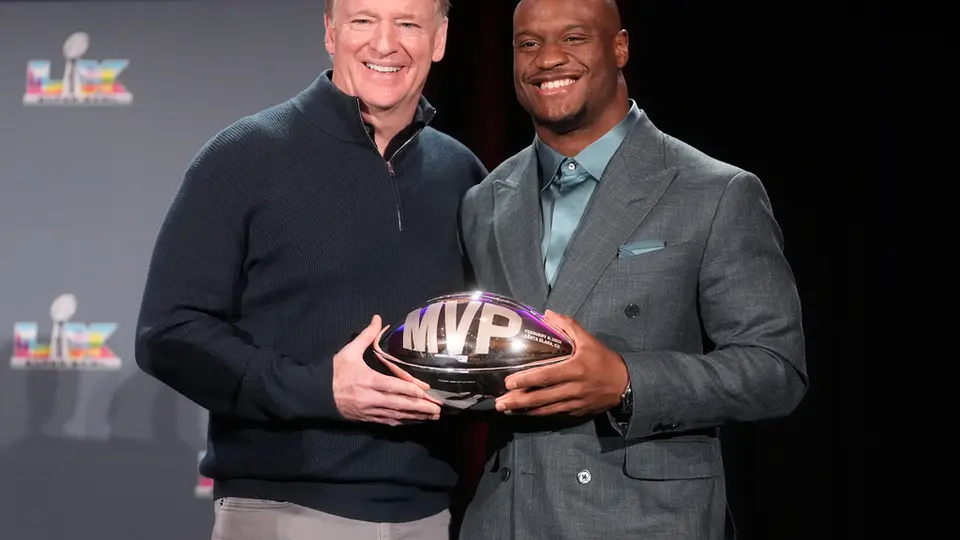 El Comisionado de la NFL, Roger Goodell con Walker III. I AP