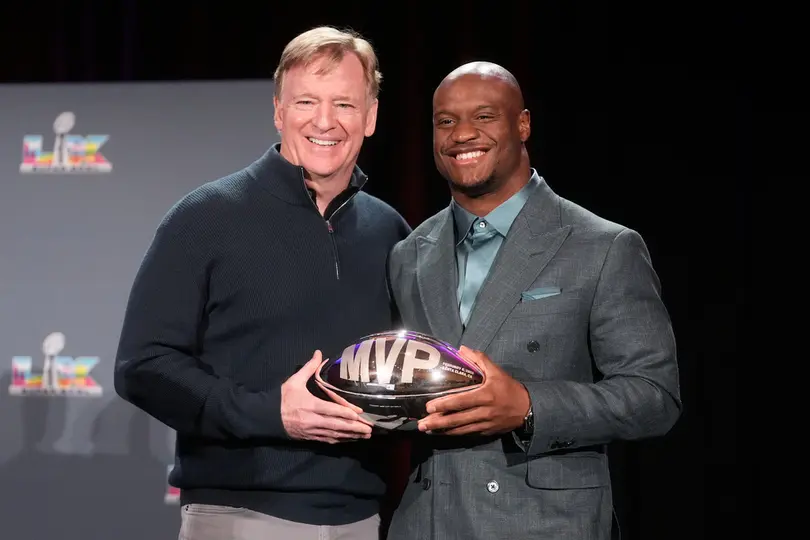 El Comisionado de la NFL, Roger Goodell con Walker III. I AP