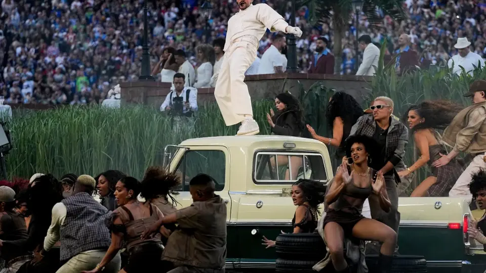 El medio tiempo de Bad Bunny combinó música, símbolos y mensajes de orgullo latino./ AP