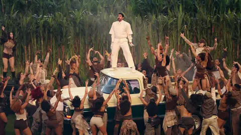 ¡Perreando! Así puso el ritmo, en las gradas, Bad Bunny durante el Half Time del Super Bowl LX