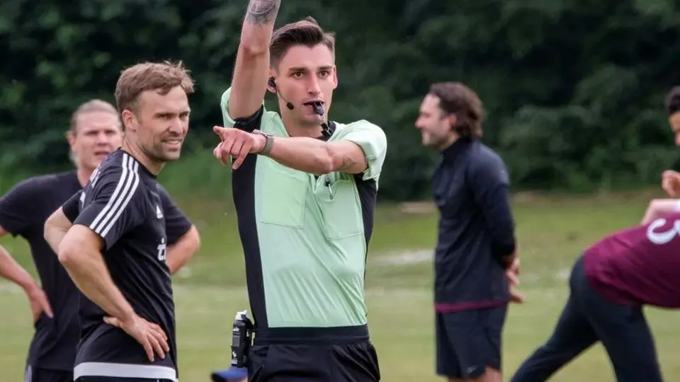 Árbitro sacando la tarjeta amarilla l X:DawinBundesliga
