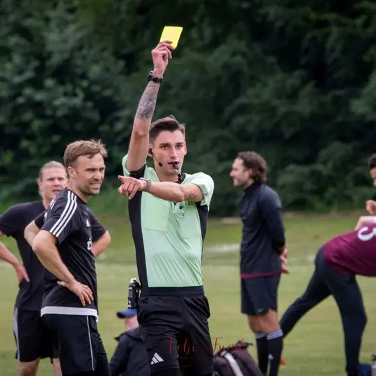 Árbitro sacando la tarjeta amarilla l X:DawinBundesliga