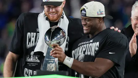 Sam Darnold y Kenneth Walker, con el codiciado Vince Lombardi | AP