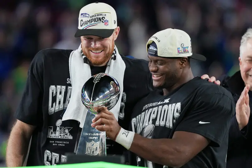 Sam Darnold y Kenneth Walker, con el codiciado Vince Lombardi. I AP