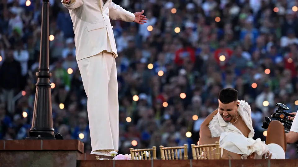 Bad Bunny encabezó el medio tiempo del Super Bowl 60 con una puesta en escena cargada de simbolismo latino./ AFP