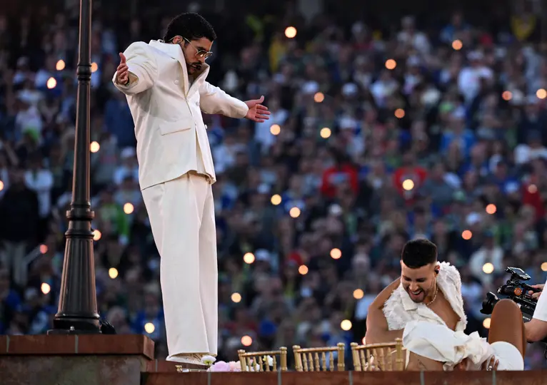 Bad Bunny encabezó el medio tiempo del Super Bowl 60 con una puesta en escena cargada de simbolismo latino./ AFP