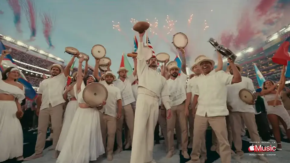 Bad Bunny utilizó el escenario del Super Bowl para enviar un mensaje de unidad y diversidad./ Captura de pantalla