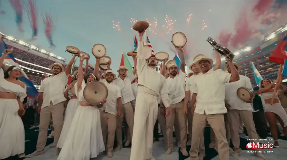 Bad Bunny utilizó el escenario del Super Bowl para enviar un mensaje de unidad y diversidad./ Captura de pantalla
