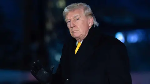 A diferencia de Sheinbaum, Donald Trump calificó como un "desastre" el show del Conejo Malo/AP