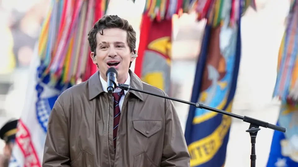 La ceremonia previa al Super Bowl 2026 incluyó actuaciones de Brandi Carlile, Charlie Puth y Coco Jones./ AP