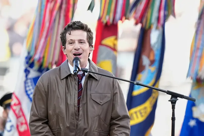 La ceremonia previa al Super Bowl 2026 incluyó actuaciones de Brandi Carlile, Charlie Puth y Coco Jones./ AP