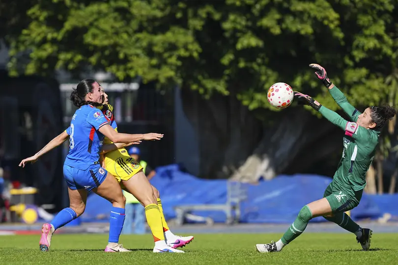Alex Godínez realiza una atajada en el partido contra América en la Jornada 8 del Clausura 2026 | IMAGO 7